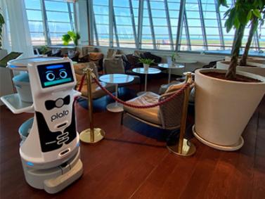 Robot Plato au salon The Infinity Lounge situé au terminal 2 de l'aéroport Nice Côte d'Azur
