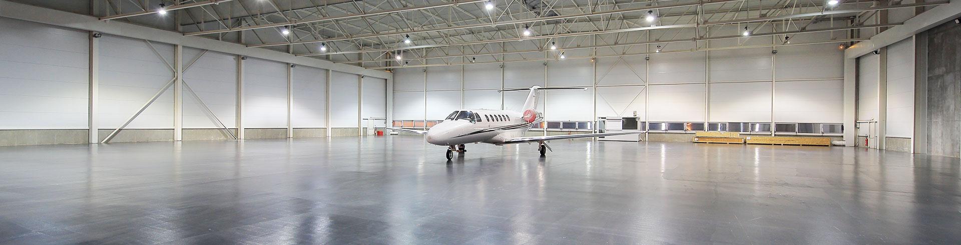 Hangar avec jet Cannes