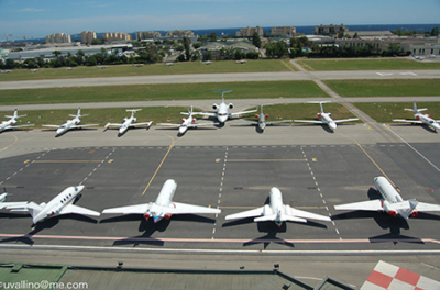 Plusieurs jets Aeroport de Cannes vue de haut