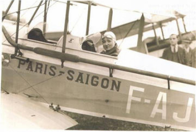 Photo ancienne d'un avion Paris Saigon avec le pilote